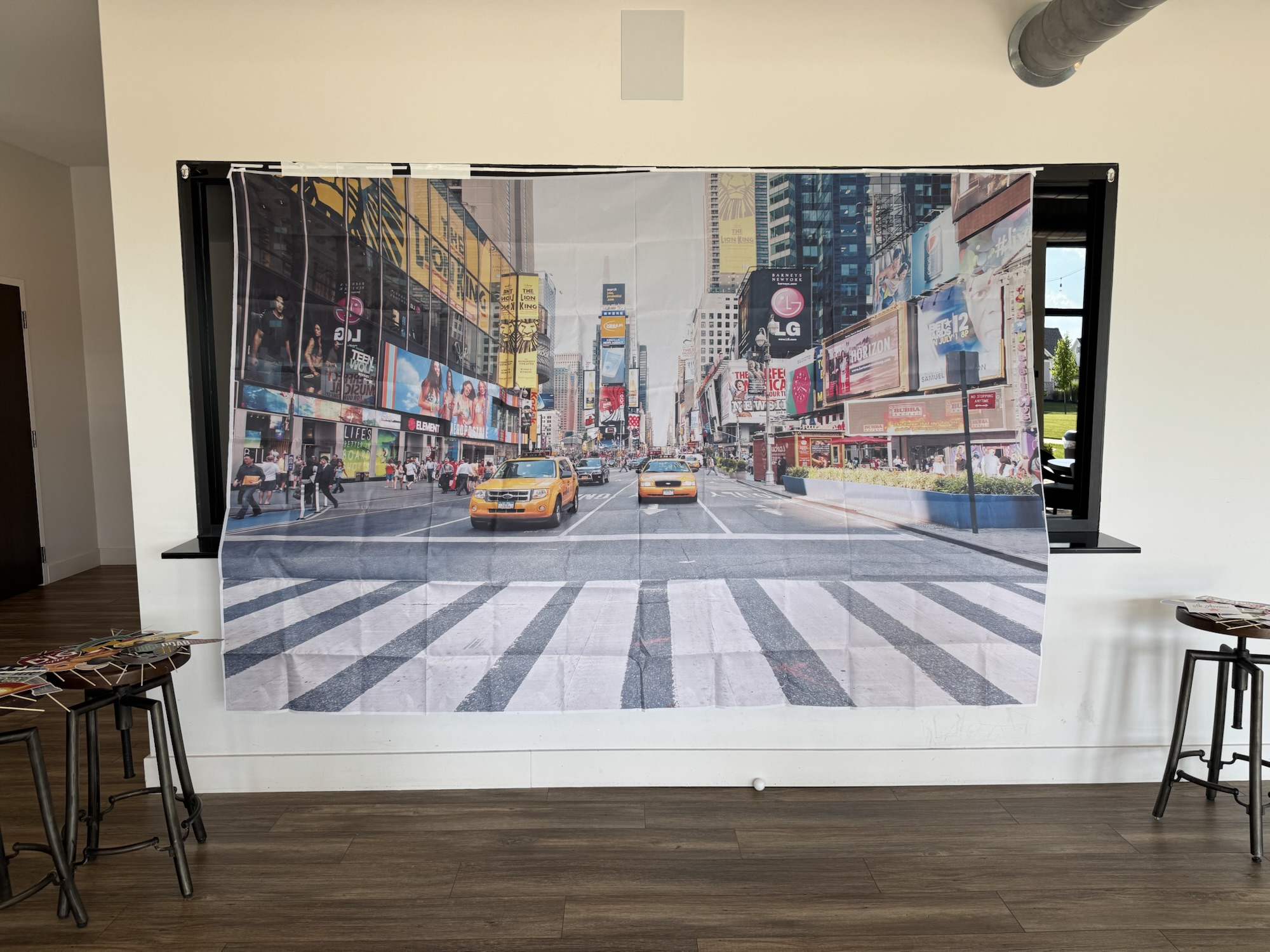 NYC skyline photo backdrop with dancers taking pictures